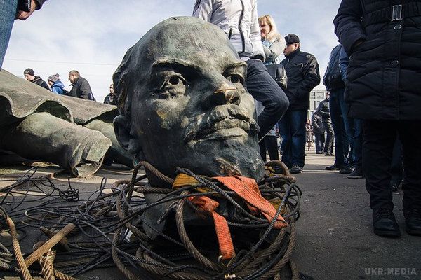 В Україні знесли половину пам'ятників Леніну. В Україні з часів Євромайдану демонтували 1018 пам'ятників Леніну, що становить близько половини.