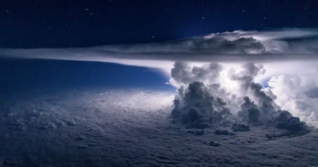 Як виглядає гроза на висоті в 10 тисяч метрів над землею (фото). Величезний грозовий шторм, що бушував над Тихим океаном, на південь від Панами сфотографований з кабіни літака.
