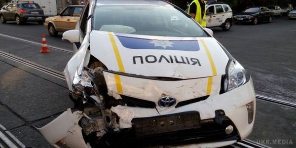 В Одесі сталося потрійне ДТП за участю поліції. Попередньо, поліцейські їхали на виклик по зустрічній смузі, коли в них врізався позашляховик Mitsubishi Pajero, який зачепив Mercedes Sprinter.