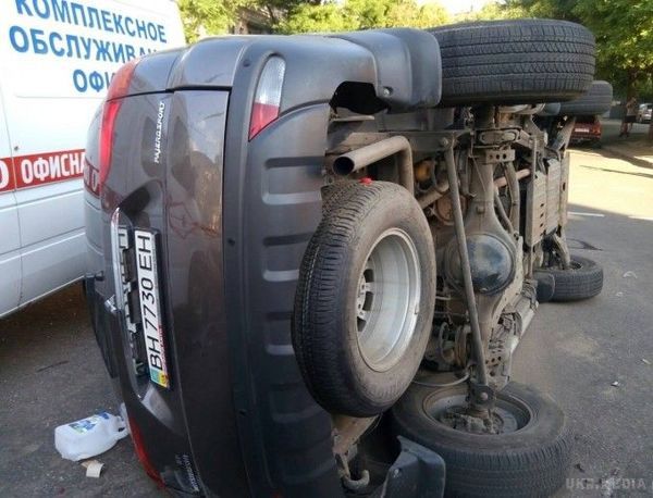 В Одесі сталося потрійне ДТП за участю поліції. Попередньо, поліцейські їхали на виклик по зустрічній смузі, коли в них врізався позашляховик Mitsubishi Pajero, який зачепив Mercedes Sprinter.