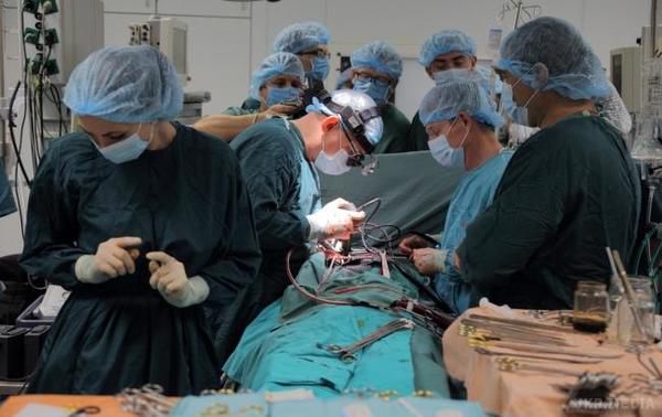 Історичний момент: в Україні вперше імплантували механічне серце. Воно не стукає і не пульсує, зате дарує життя пацієнтові, якому ще донедавна ставили загрозливий діагноз.