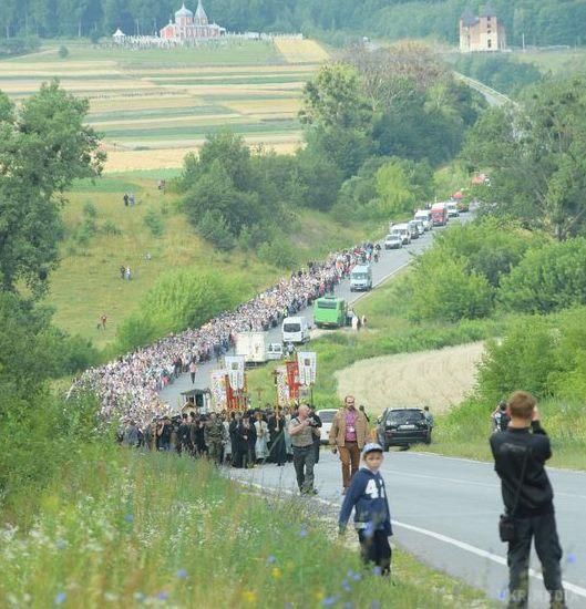 Навіщо Московському патріархату "хресна хода" через всю Україну. На Київ ідуть дві хресні ходи, організовані Православною церквою Московського патріархату. Повна їхня назва - Всеукраїнська хресна хода миру, любові і молитви за Україну.