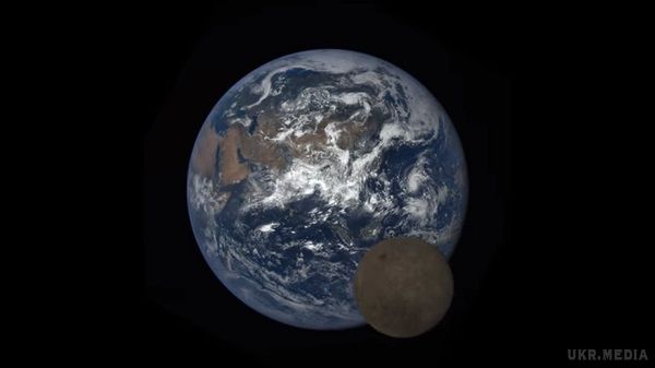NASA опублікувало спільний знімок Місяця і Землі на відстані 1,5 млн км від Землі(ВІДЕО). Космічна обсерваторія DSCOVR була запущена на першу точку Лагранжа системи Сонце – Земля в лютому 2015 року. 