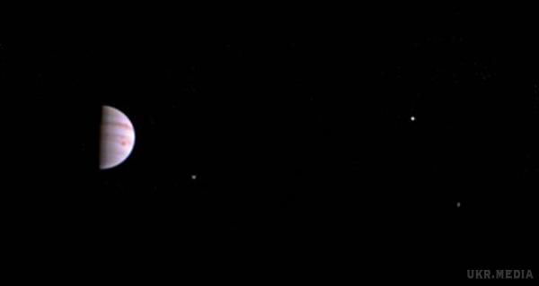 Юнона передала на Землю перший знімок з орбіти Юпітера. Знімок був зроблений на відстані 4,3 мільйона кілометрів від поверхні планети.