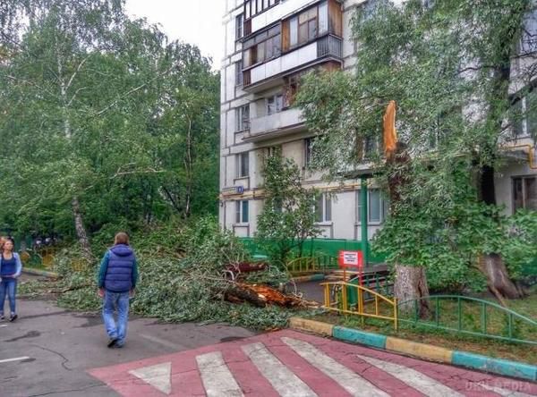 В результаті нічного потужного буревію в Москві постраждали  люди(ФОТО). З-за грози стався короткочасний збій в роботі метрополітену.