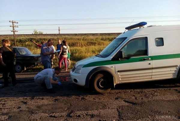 У Запорізькій області напали на інкасаторів, одна людина загинула (фото). Увечері 15 липня на трасі Пологи-Горіхів невідомі зі зброєю напали на інкасаторську машину "Ощадбанку". 