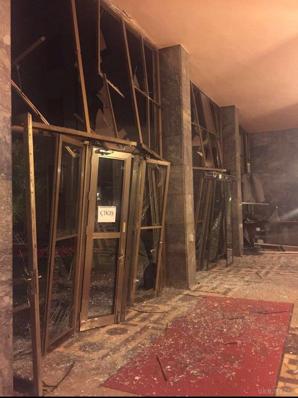 З'явилися фотографії розбомбленої під час спроби військового перевороту будівлі турецького парламенту в Анкарі. Будівлі турецького парламенту в Анкарі