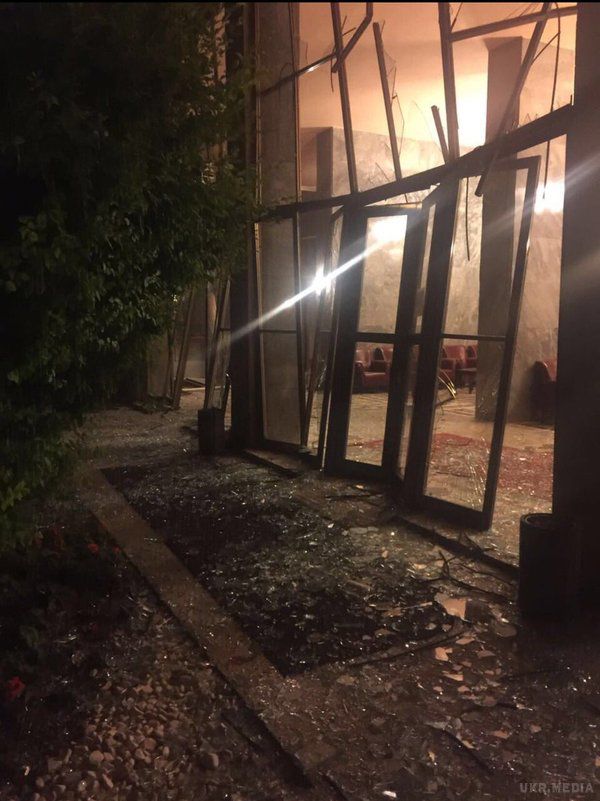 З'явилися фотографії розбомбленої під час спроби військового перевороту будівлі турецького парламенту в Анкарі. Будівлі турецького парламенту в Анкарі