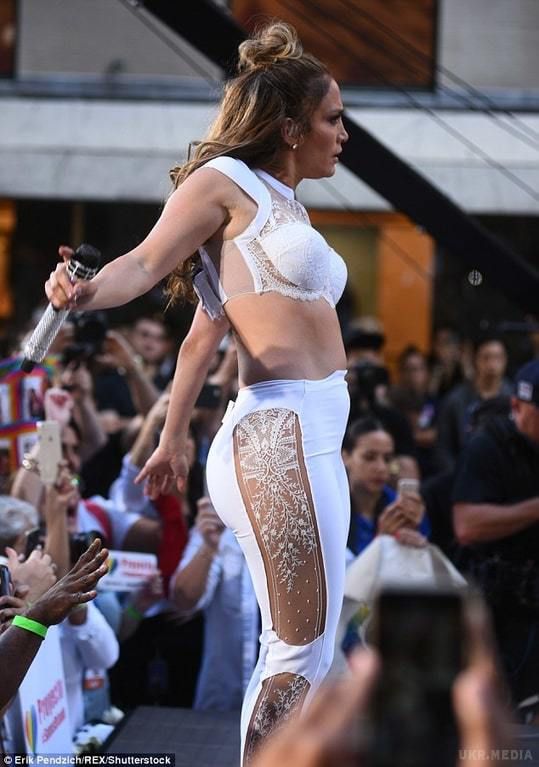 Дженніфер Лопес підкреслила недоліки фігури невдалим нарядом (фото). Знаменита співачка Дженніфер Лопес (Jennifer Lopez) підкреслила недоліки фігури невдалим вбранням.