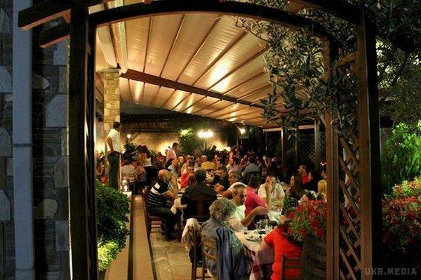 ТОП-9 правил столового етикету, які ми завжди порушуємо. У нашій країні досить часто нехтують правилами етикету. Як часто доводилося вам бачити в кафе людину, яка розмовляє на весь зал або грубить офіціантові?