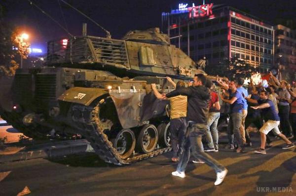 В ході спроби військового перевороту в Туреччині загинуло 265 осіб. Кількість поранених оцінюється в 1500 чоловік.