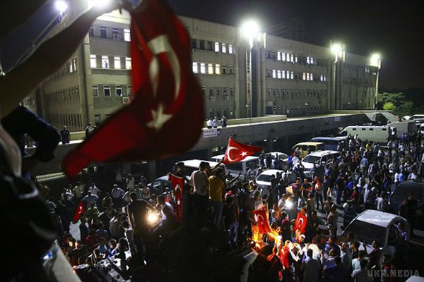 Хто такий Фетхуллах Гюлен, якого звинувачують в організації перевороту в Туреччині. Туреччина пережила не найлегшу ніч в своїй історії. В ніч на 16 липня в країні ледь не відбувся військовий переворот.