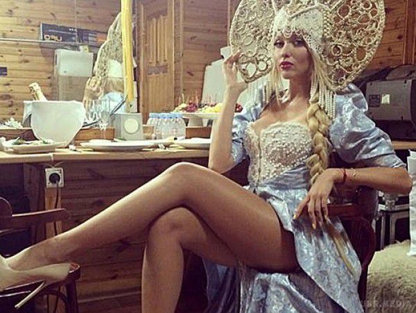 Українська співачка Оля Полякова приголомшила публіку своїми  нереально довгими  "ніжками".  Оля - еталон жіночої фігури.