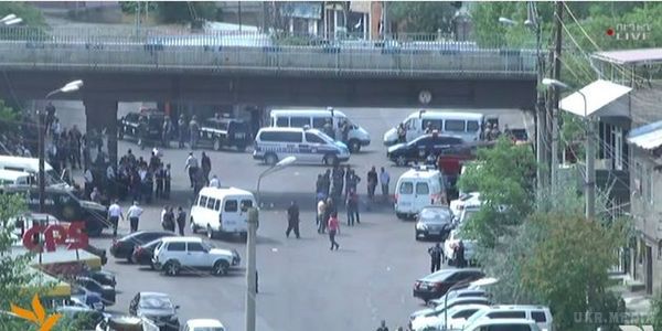 У Вірменії в столиці Єревані тривають переговори про заручниках. Проте поліція готова до операції по їх нейтралізації