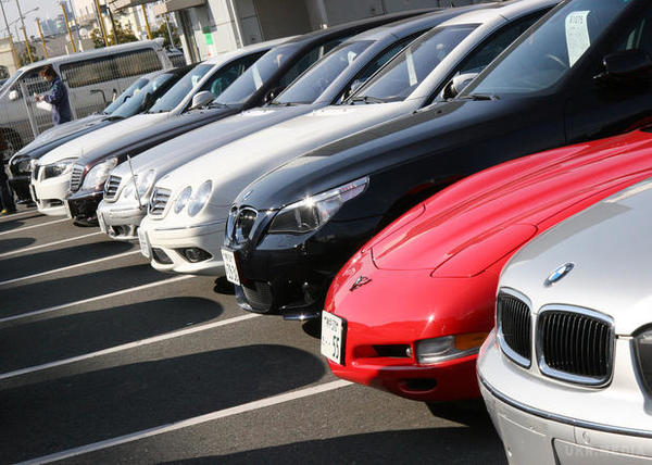 В Україні зростають обсяги імпорту автомобілів. За перші чотири місяці поточного року імпорт зріс на 60%.