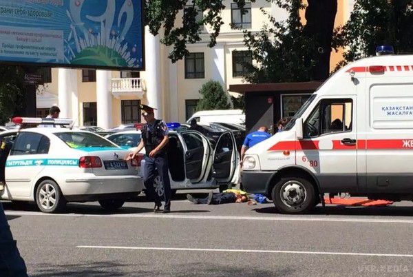 Влада Казахстану повідомила про наслідки теракту в столиці країни. Чотири поліцейських, один мирний житель і, імовірно, нападник загинули в результаті перестрілки.