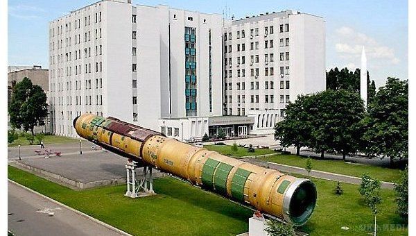 Україна може втратити $800 млн з-за виходу Бразилії з проекту "Циклон-4". У держпідприємстві "КБ "Південне" повідомили, що Україна і Бразилія в 2003 році підписали міждержавний договір про довгострокове співробітництво щодо використання ракети-носія "Циклон-4".