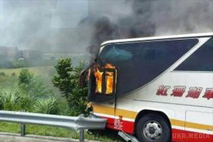 На Тайвані в туристичному автобусі згоріли 26 осіб. На Тайвані в результаті ДТП за участю туристичного автобуса загинули понад 20 осіб. 