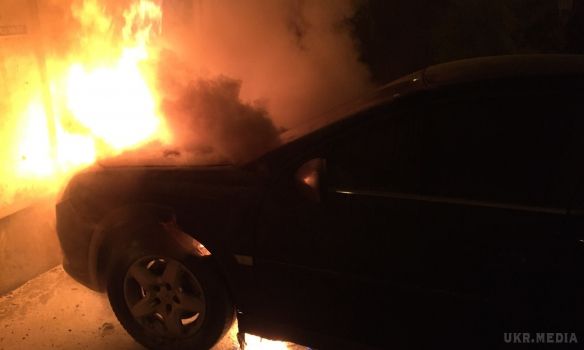 У Рівному спалили автомобіль місцевого депутата. Згорів Opel Vectra директора телеканалу Олександра Курсика.