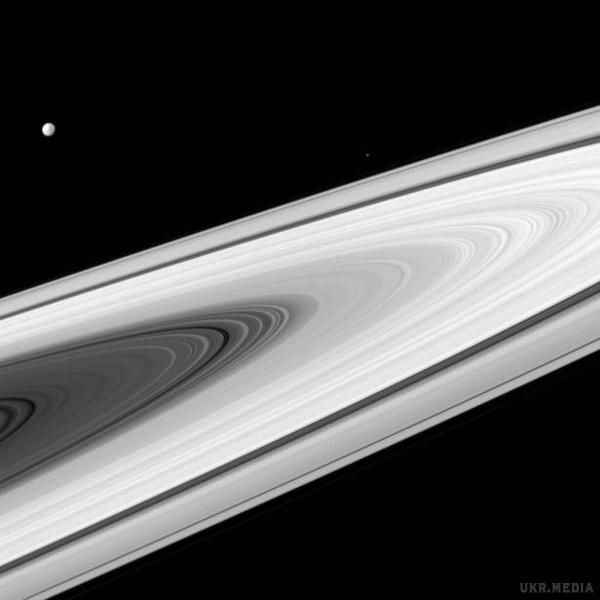 NASA опублікувало знімок Діони і Епіметея над кільцями Сатурна (фото). Знімок був зроблений на відстані 413 тисяч кілометрів від поверхні планети.