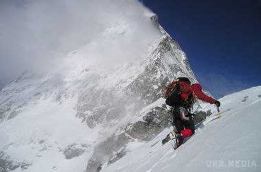 Ударом блискавки альпіністку перекинуло з Грузії в Росію. Про стан жінки нічого невідомо.