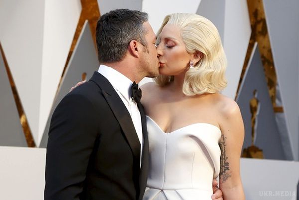 Леді Гага розлучилася з нареченим напередодні весілля. Леді Гага розлучилася з нареченим, актором Тейлором Кінні напередодні весілля. 