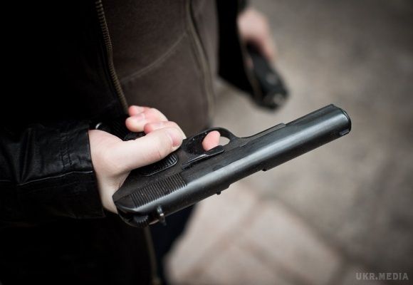 У Київській області застрелили продавця зброї. У Київській області затриманий 21-річний хлопець, якого підозрюють в умисному вбивстві жителя Фастова при купівлі зброї.