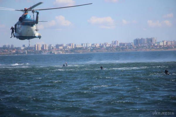 Прикордонники вперше відпрацювали безпарашутне десантування з вертольота у відкрите море. морські прикордонники вперше відпрацювали безпарашутне десантування з вертольота у відкрите море