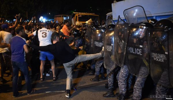 Поліція в Єревані розігнала демонстрантів. Зранку 21 липня вірменська поліція розігнала демонстрантів, які продовжували акцію протесту 