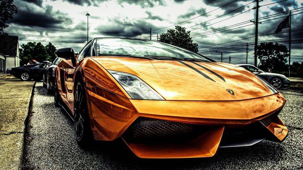 Заможні росіяни б'ють рекорди з купівлі Ламборгіні. В умовах важкої економічної кризи за перші шість місяців 2016 року в Росії на 20% збільшилися продажі елітних спорткарів Lamborghini. При тому, що вартість самих "бюджетних" моделей коливається в районі 10 мільйонів рублів. 