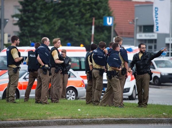 У Мюнхені відбулася ще одна стрілянина, поліція шукає стрілка по всьому місту (фото, відео). Поліція просить жителів не залишати свої будинки.