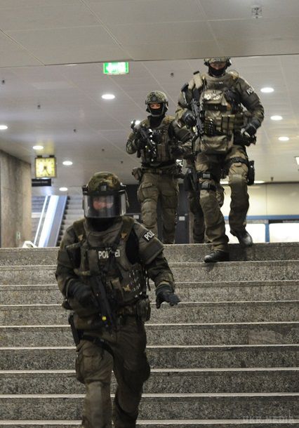 Теракт у Мюнхені: Поліція евакуювала людей з центрального вокзалу. Поліція евакуювала пасажирів з центрального залізничного вокзалу Мюнхена в рамках операції по затриманню стрільців