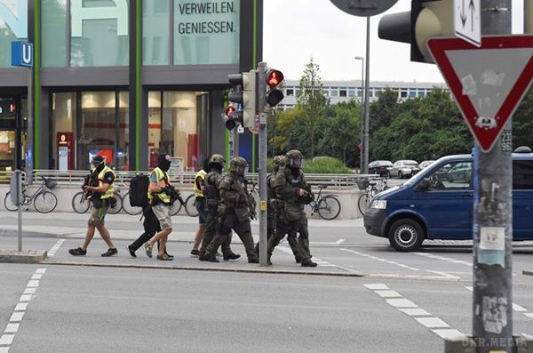 Теракт у Німеччині: У Мюнхені введен надзвичайний стан. Поліція ввела в особливе становище, жителів попросили сидіти вдома, стрілки поки не знайдені, їх кількість точно невідома.