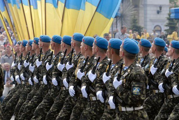 Порошенко розпорядився про військовий парад до Дня Незалежності. Президент Петро Порошенко підписав указ про проведення параду військ з нагоди 25-ї річниці незалежності України.