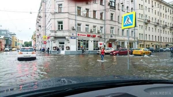 "Она утонула?", соцмережі обговорюють потоп у Москві (відео).  Чиновники вбачають причину в аномальних злив липня.