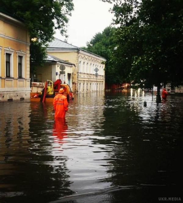 "Она утонула?", соцмережі обговорюють потоп у Москві (відео).  Чиновники вбачають причину в аномальних злив липня.