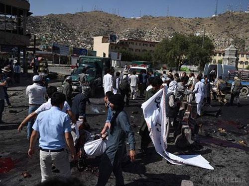 У Кабулі стався вибух у натовпі мітингувальників: 80 людей загинули, більше 200 поранені. Великий теракт стався сьогодні, 23 липня, в афганській столиці: смертник підірвав себе в місці скупчення протестувальників проти будівництва лінії електропередач з Туркменістану в обхід провінцій, населених хазарійцями. Відзначається, що значна частина центру міста була блокована у зв'язку з акцією протесту, а заходи безпеки підвищені.