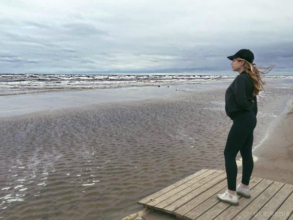 Тіна Кароль шокувала Юрмалу тісними легінсами (фото). Знаменита українська співачка Тіна Кароль зараз гуляє по балтійських пляжах і згадує початок своєї кар'єри.