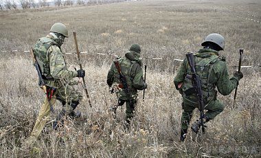 За добу українські військові в Донбасі відбили п'ять атак ДРГ. На всіх напрямках бойовики обстрілюють позиції сил АТО з великокаліберної артилерії.