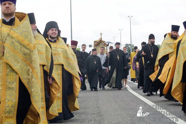 Обидві гілки Хресного ходу увійшли в Київську область. Колона віруючих, які йдуть із Святогірської Лаври, в п'ятницю, 22 липня, перетнула кордон Київської області близько 8 ранку. Хода з Почаївської Лаври – близько 10 ранку.