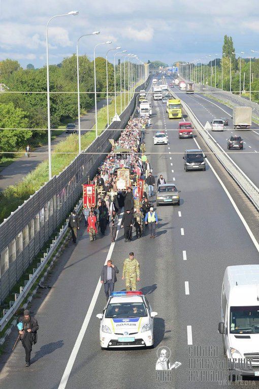 Обидві гілки Хресного ходу увійшли в Київську область. Колона віруючих, які йдуть із Святогірської Лаври, в п'ятницю, 22 липня, перетнула кордон Київської області близько 8 ранку. Хода з Почаївської Лаври – близько 10 ранку.