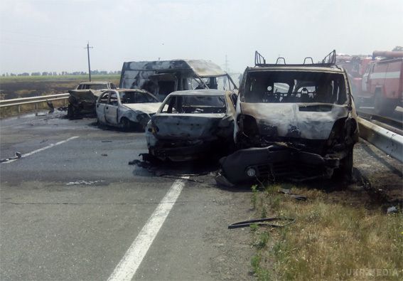 На трасі Одеса-Київ масштабне ДТП: 3 загиблих. На трасі Одеса-Київ в наслідок ДТП, в яке потрапили 8 автомобілів, загинули 3 людини.