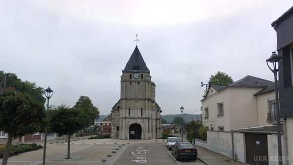 У Франції нападники з ножами взяли заручників у церкві. Монахиня змогла вийти з храму непомічено і викликати поліцію.