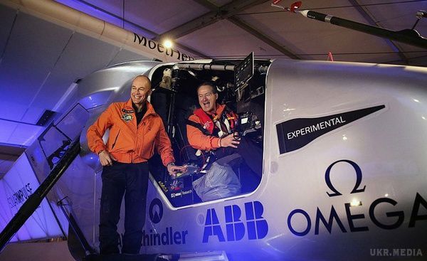 Завершено першу у світі навколосвітню подорож на сонячній енергії(фото). Літак на сонячній енергії Solar Impulse 2 завершив свій дводенний етап кругосвітньої подорожі, вдало приземлився в Абу-Дабі.