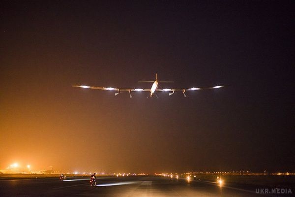 Завершено першу у світі навколосвітню подорож на сонячній енергії(фото). Літак на сонячній енергії Solar Impulse 2 завершив свій дводенний етап кругосвітньої подорожі, вдало приземлився в Абу-Дабі.