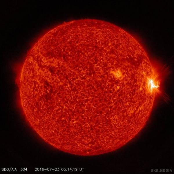NASA повідомила про спалахи на Сонці: як магнітні бурі вплинуть на погіршення самопочуття. Спалахи несильні, але на даний момент на зірці спостерігається період низької активності і вони є найбільш помітними, починаючи з квітня.