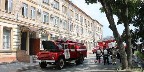 У ДСНС повідомляють про ліквідацію пожежі в будівлі апеляційного суду в Харкові (відео). Причина виникнення пожежі встановлюється, загиблих та травмованих немає.