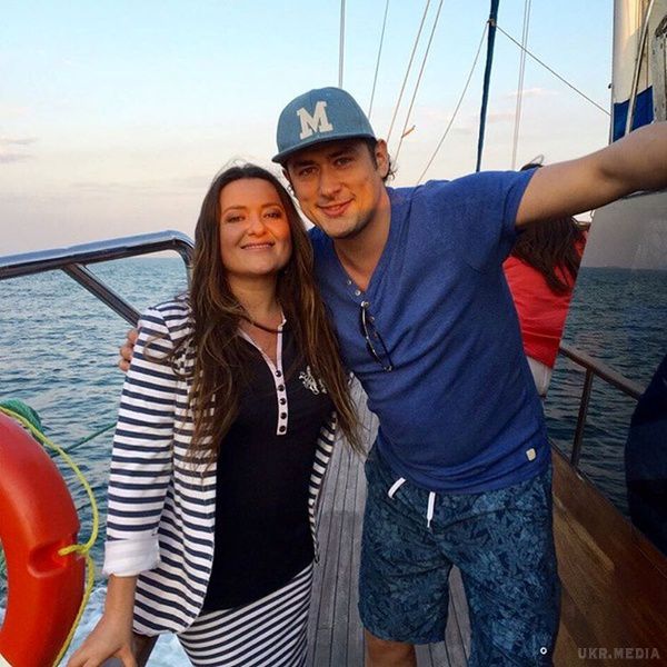  Співачка без макіяжу відпочила на яхті разом зі своїм другом, співаком. Днями відбувся концерт Наталії Могилевської в Одесі. 