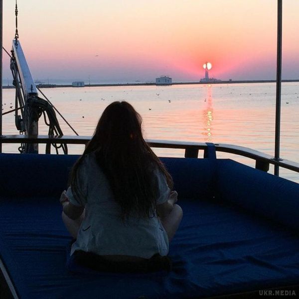  Співачка без макіяжу відпочила на яхті разом зі своїм другом, співаком. Днями відбувся концерт Наталії Могилевської в Одесі. 