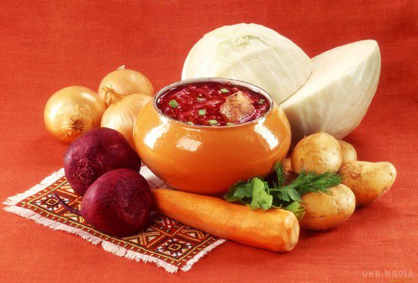16 фактів про український борщ, яких ви точно не знали (фото). В Україні борщ здавна вважався символом міцної родини: усі інгредієнти у полив'янім горщику, варяться, бурлять, а потім, мліючи, передають свої аромати і смаки одне одного, стають одним цілим – багатим, наваристим, густим. 